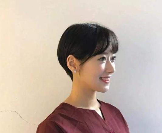 女生剪完短發(fā)多久才能長回去?扎不住的短發(fā)怎么弄好看