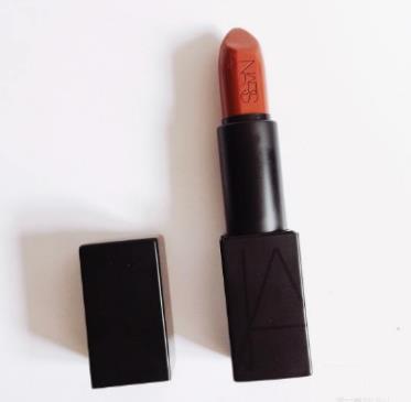 秋冬必備顯白磚紅口紅排名,MAC chili、NARS mona9497都很暢銷
