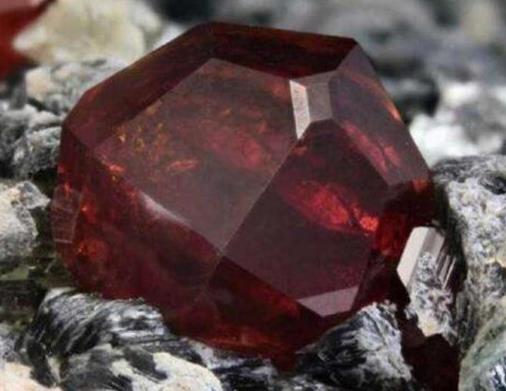 世界最名貴的十大寶石排名,坦桑石、黑蛋白石都很名貴