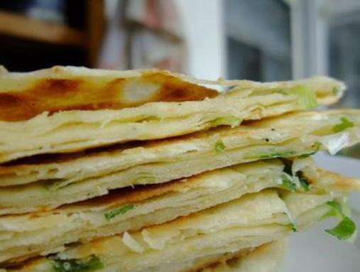 威海十大小吃排名,千層餅是傳統(tǒng)面食,喜餅是當?shù)亟Y(jié)婚必備品