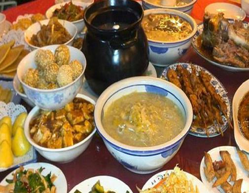 吉林十大小吃排名,虎皮扣肉是特色美食,三套碗席特別可口