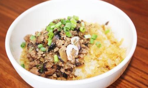溫州五馬街必吃美食排名,府學(xué)巷三姐妹糯米飯的美味無(wú)法拒絕