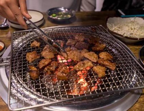 煙臺人氣最旺餐廳排行,多嘴肉蟹煲回頭客多,茅廬印象很火爆