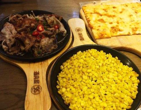 青島十大必吃美食餐廳,那家小院的酥皮蝦是招牌,蟹斗士人氣高