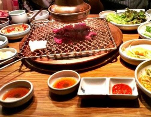 青島十大必吃美食餐廳,那家小院的酥皮蝦是招牌,蟹斗士人氣高