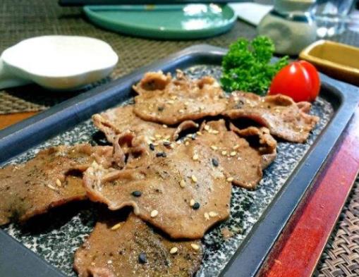 青島十大必吃美食餐廳,那家小院的酥皮蝦是招牌,蟹斗士人氣高