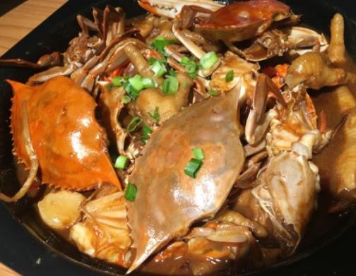 青島十大必吃美食餐廳,那家小院的酥皮蝦是招牌,蟹斗士人氣高