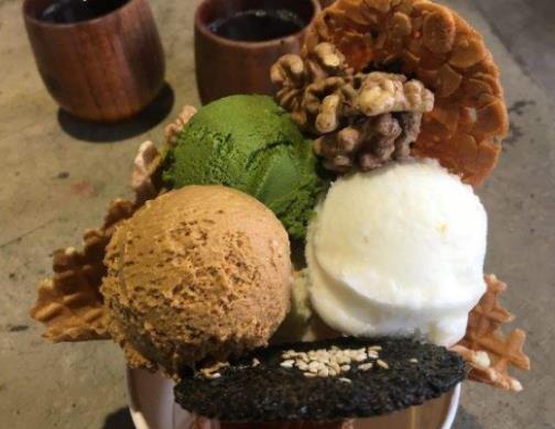 西安回民街美食排行榜,酸菜炒米價格便宜,劉家燒雞很出名