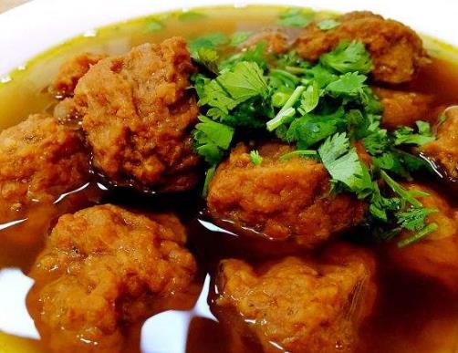 西安回民街美食排行榜,酸菜炒米價格便宜,劉家燒雞很出名