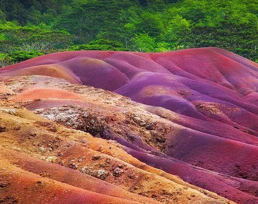 世界十大奇特的自然景觀,五色河很夢幻,七色土由火山噴發