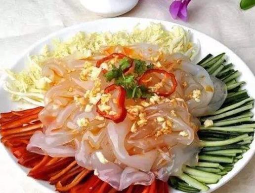 哈爾濱中央大街必吃美食,老昌春餅有勁道、黃桃鍋包肉爽口嫩滑