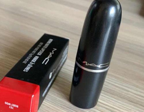 十大口紅顏色排行榜,阿瑪尼紅管405、阿瑪尼黑管500深受喜愛