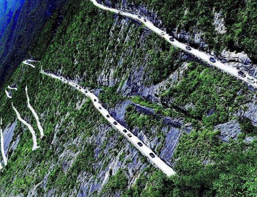 中國十大盤山公路排名,巴郎山公路地勢險峻、掛壁公路在山體中穿行