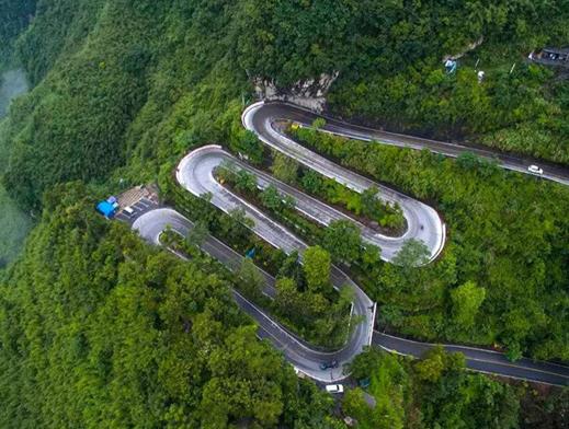 中國十大盤山公路排名,巴郎山公路地勢險峻、掛壁公路在山體中穿行