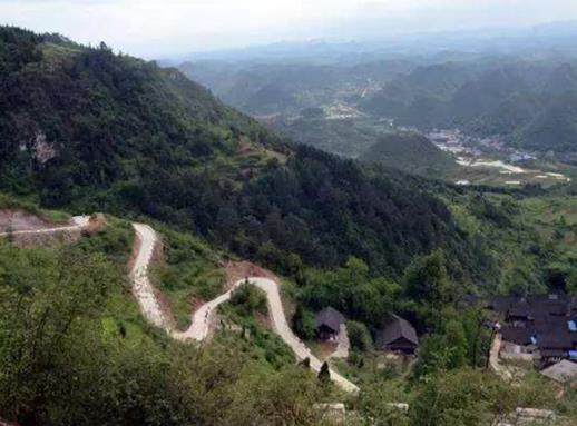 中國十大盤山公路排名,巴郎山公路地勢險峻、掛壁公路在山體中穿行