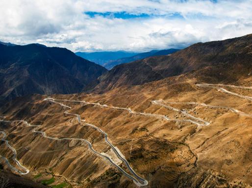 中國十大盤山公路排名,巴郎山公路地勢險峻、掛壁公路在山體中穿行