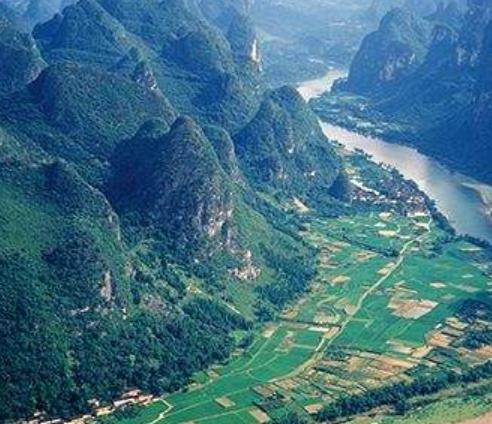 捷克十大旅游景點排行 卡爾什特因城堡是一座巨大的哥特式城堡