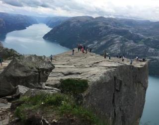 世界最危險的景點排行榜 挪威的布道石挪威語叫Preikestolen