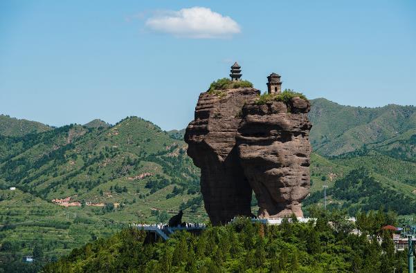 中國最險的三大寺廟 位于山頂懸崖峭壁之間 雙塔山最負(fù)盛名