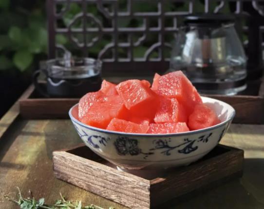 西瓜沾鹽可以治牙疼嗎?西瓜沾醬油吃好吃嗎 西瓜沾鹽可以治牙疼嗎?西瓜沾醬油吃好吃嗎