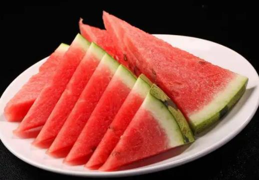西瓜為什么要沾醬油吃?西瓜沾鹽是哪里的吃法 西瓜為什么要沾醬油吃?西瓜沾鹽是哪里的吃法