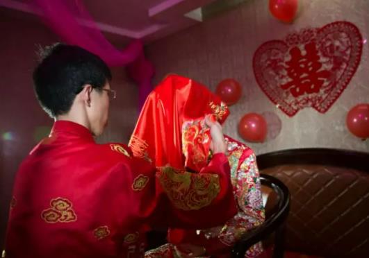為什么結(jié)婚的燈要亮三天三夜?結(jié)婚當(dāng)天長明燈壞了預(yù)示什么 為什么結(jié)婚的燈要亮三天三夜?結(jié)婚當(dāng)天長明燈壞了預(yù)示什么