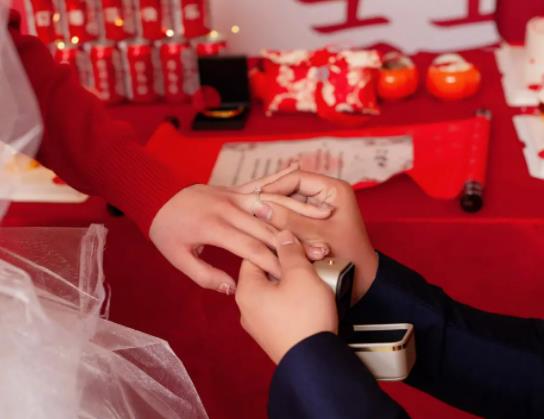 為什么訂婚結婚不隔年?訂婚完什么時候改口 為什么訂婚結婚不隔年?訂婚完什么時候改口