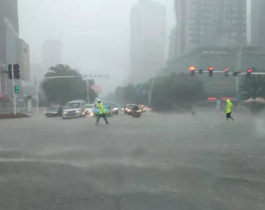 10萬的車泡水了保險能賠多少?被洪水沖走的車保險賠嗎多少錢 10萬的車泡水了保險能賠多少?被洪水沖走的車保險賠嗎多少錢