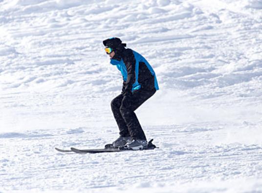 滑雪服里面需要穿外套嗎?滑雪服里面穿衛衣還是毛衣 滑雪服里面需要穿外套嗎?滑雪服里面穿衛衣還是毛衣