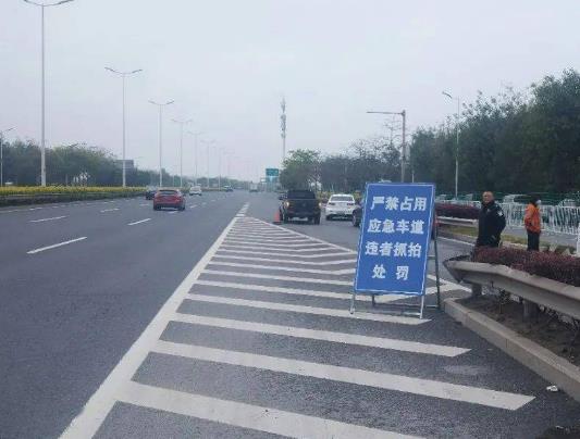 應急車道停了20秒開了雙閃要緊嗎?高速堵車走應急車道算不算違章 應急車道停了20秒開了雙閃要緊嗎?高速堵車走應急車道算不算違章