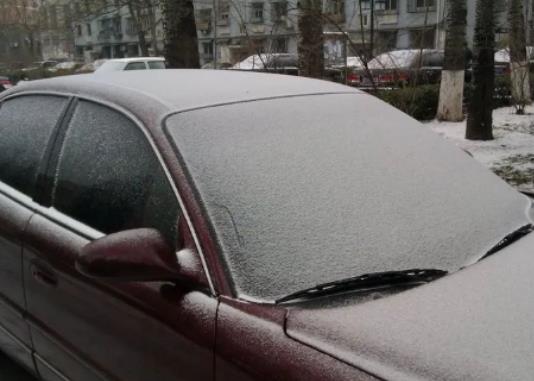 車窗結冰可以用雨刮器刮嗎?車窗結冰開開暖風還是除霧 車窗結冰可以用雨刮器刮嗎?車窗結冰開開暖風還是除霧