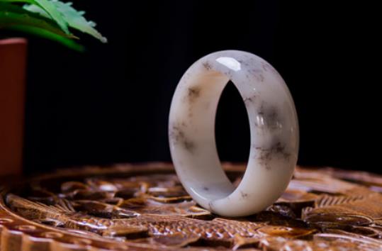 佘太翠玉為什么養(yǎng)得快?佘太翠玉手鐲到底好不好 佘太翠玉為什么養(yǎng)得快?佘太翠玉手鐲到底好不好