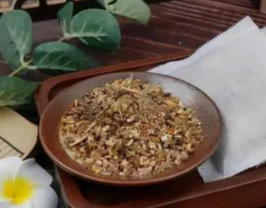 用艾草水洗頭能去頭皮屑嗎?艾葉洗頭能治脫發(fā)嗎 用艾草水洗頭能去頭皮屑嗎?艾葉洗頭能治脫發(fā)嗎
