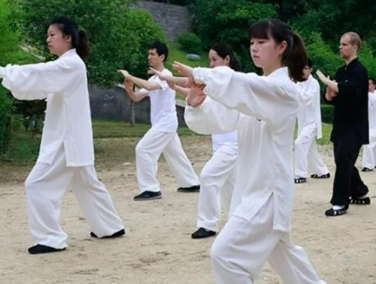 八段錦和太極拳的區(qū)別有哪些?八段錦練完出了很多汗要注意什么 八段錦和太極拳的區(qū)別有哪些?八段錦練完出了很多汗要注意什么